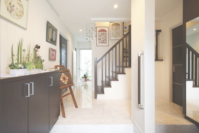 玄関： 明かるく広々とした玄関は、 好きな植物画などを飾る ギャラリースペースにもなっています。