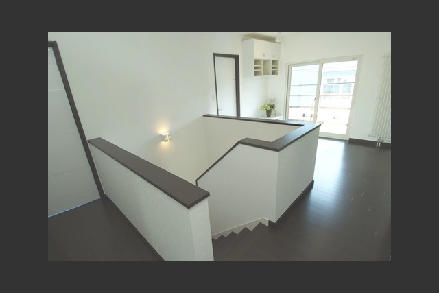 階段： 階段をのぼった2階ホールには サブリビングを設置。 趣味や洗濯物干しなど 家族が多目的に使えるスペースです。