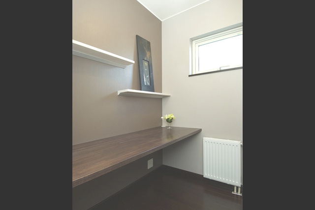 2F 書斎： 内装をブラウンでまとめ 落ち着いた雰囲気の書斎。