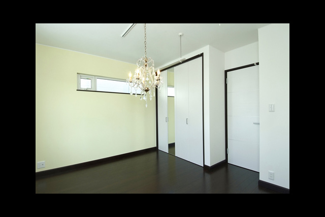 2F 洋室： 各個室のある2階はダークブラウンの床で 落ち着いた雰囲気。