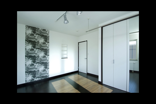 2F 洋室： 柄のクロスを貼分けし クロスもアートの一部に。