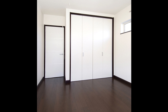 2F 洋室： 建具の枠のみをダークブラウンにし 額縁のように