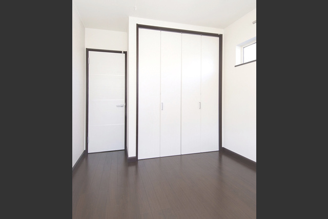 2F 洋室： 建具の枠のみをダークブラウンにし 額縁のように